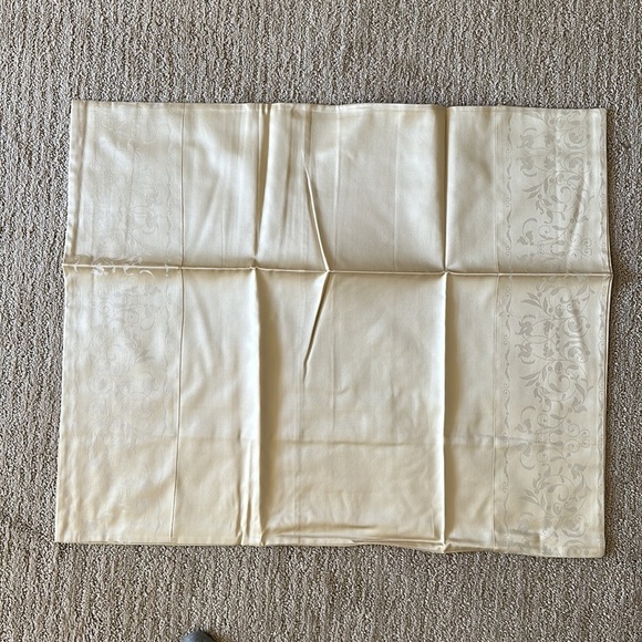 Between The Sheets Standard Sham 21x27 Chardonnay NWT - Picture 3 of 4